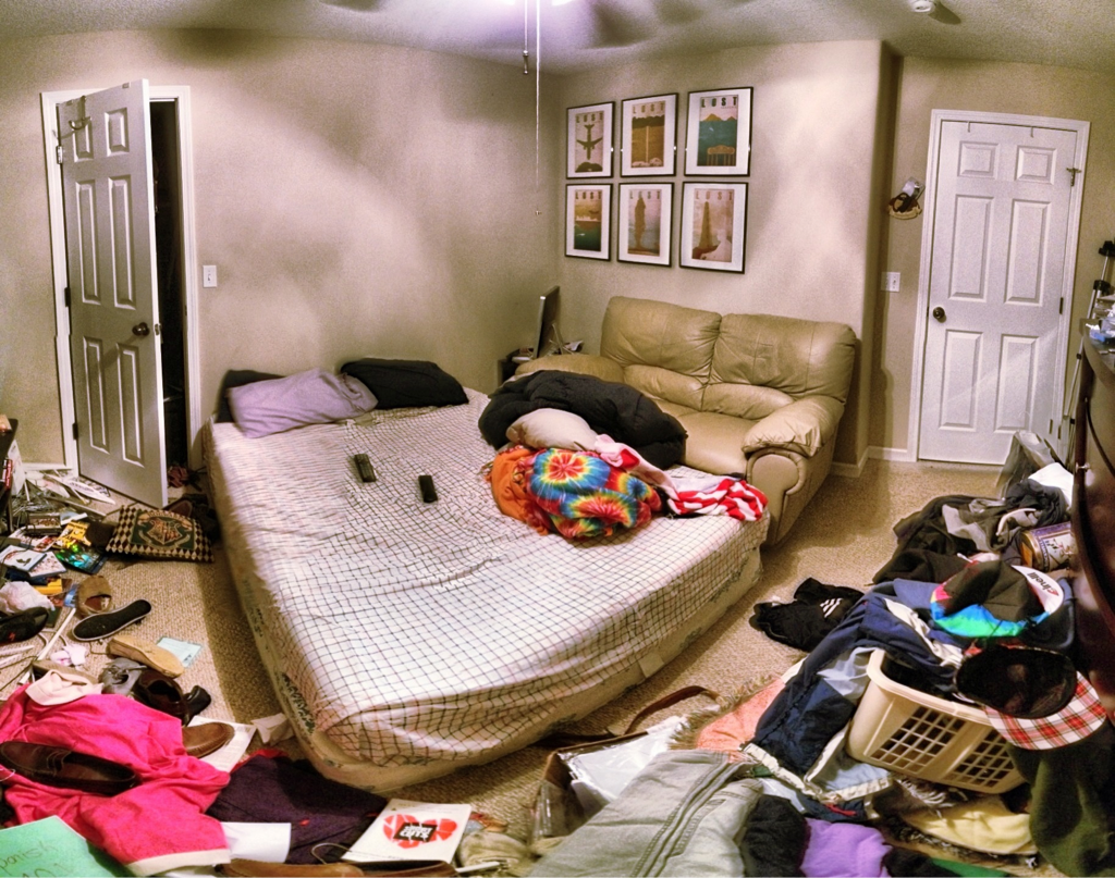 Кто кто в этой комнате живет. Комната с разбросанными вещами. Бардак в комнате. Беспорядок в комнате. Вещи для комнаты.